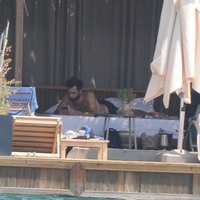 Burçin odada İlker iskelede