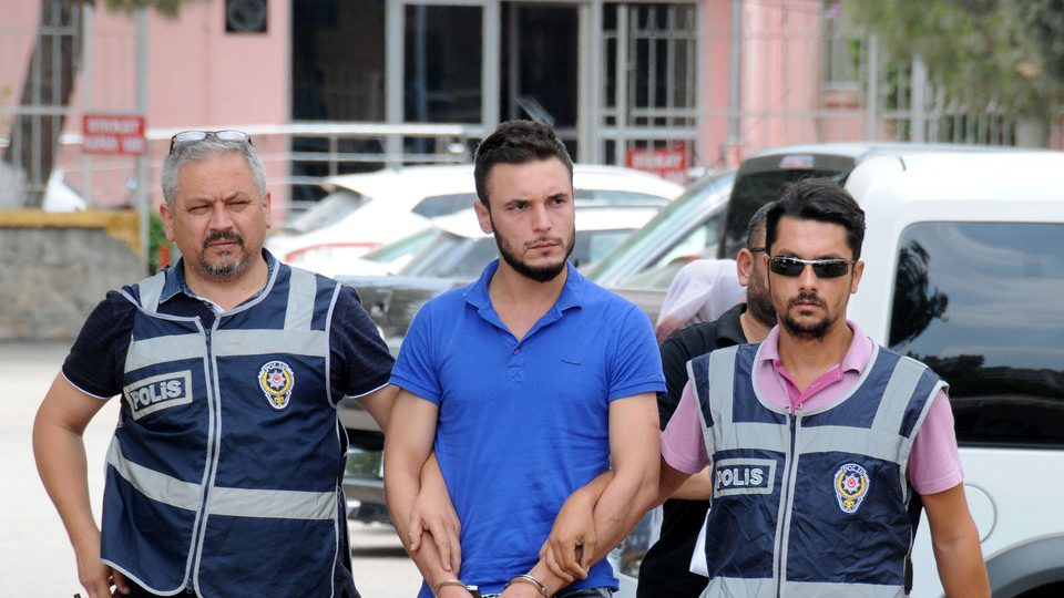 'Bunlar da anne baba mı?' diyen kardeşini öldürdü!