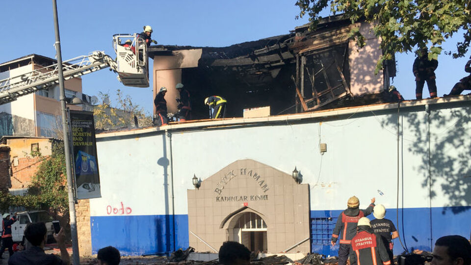 Tarihi Büyük Hamam'ın çatısı alev alev yandı