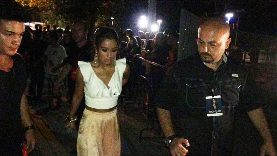 Sözünü dinletemedi sahneyi terk etti!