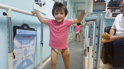 Minik Özge'nin sevinci... Babası, tedaviye götüremiyor diye eve 150 liralık düzenek yapmıştı