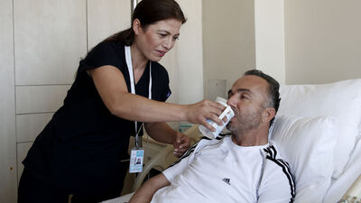 Hem eşi hem hemşiresi!