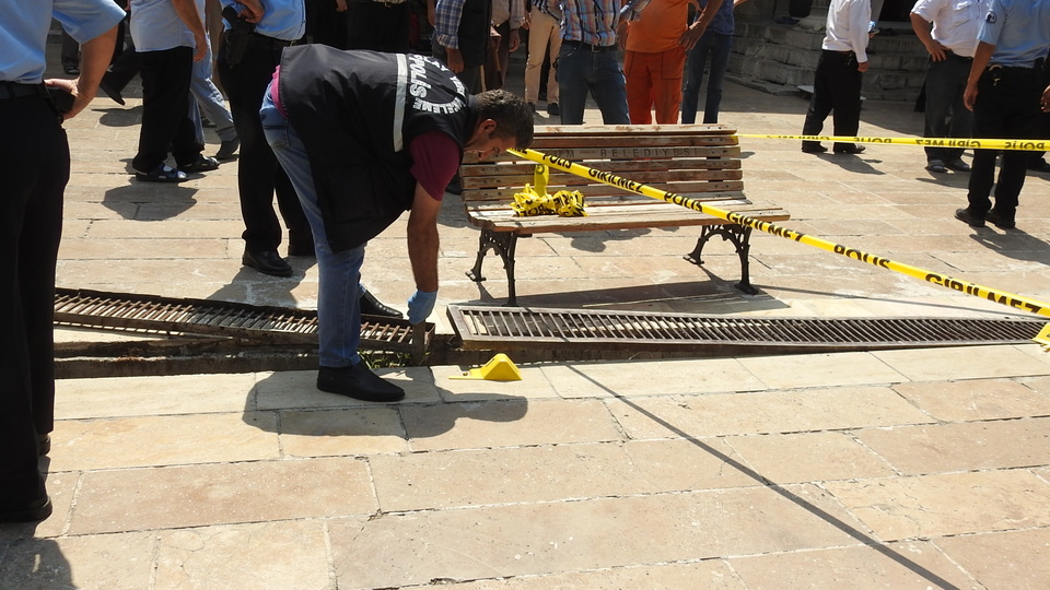 Cami bahçesinde silahlı saldırı: 1'i ağır 2 yaralı