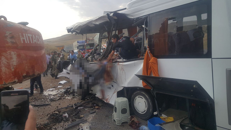 Ağrı'da iş makinesi midibüsün üzerine düştü!