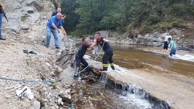 Barajın kapakları açıldı, 17 kişi mahsur kaldı
