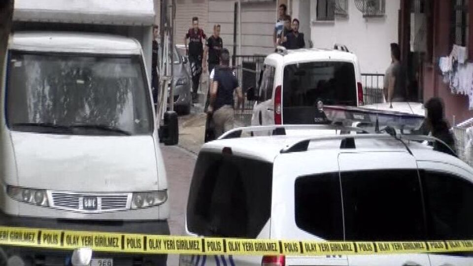 Esenyurt'ta çatıya çıkan şahıs etrafa ateş açtı!