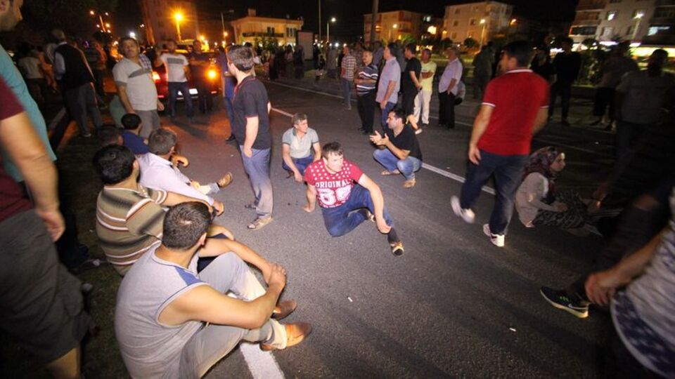 Trafik kazasında 1 kişi ölünce yolu kapattılar