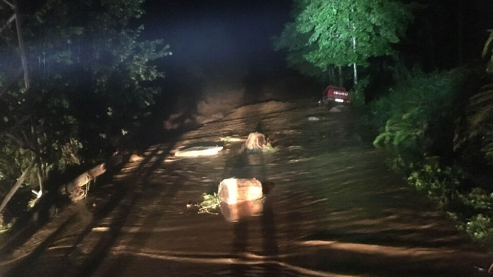 Dereler taştı, 5 kişi mahsur kaldı!