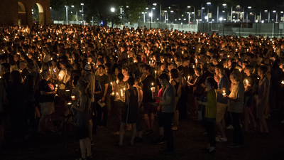 Charlottesville sokakları yine dolu: Meşaleye karşı mumlu yürüyüş