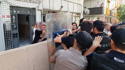 Yaşlı kadın yıkıma bastonuyla direndi