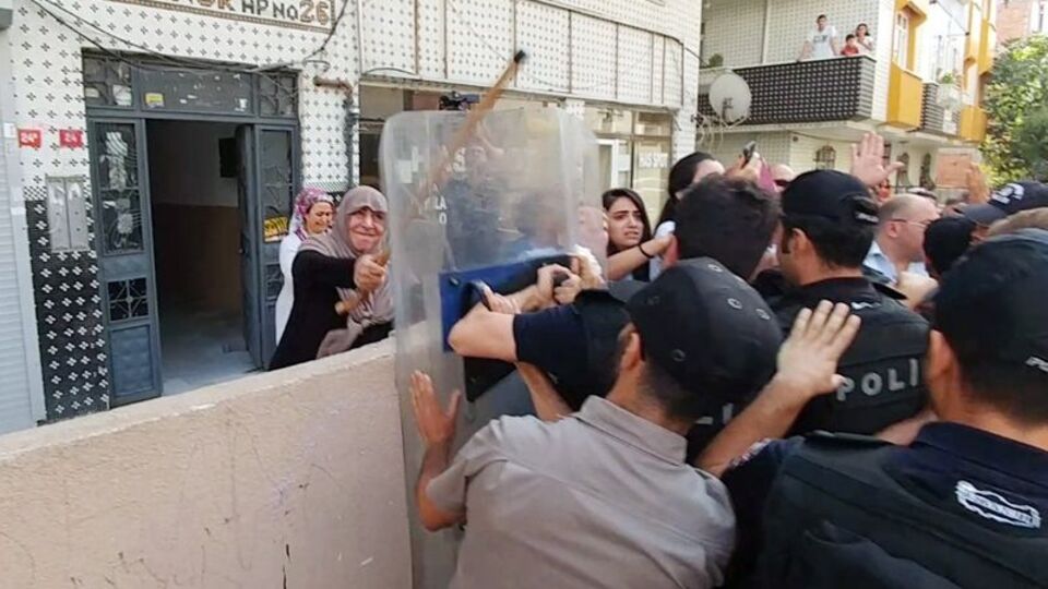 Yaşlı kadın yıkıma bastonuyla direndi