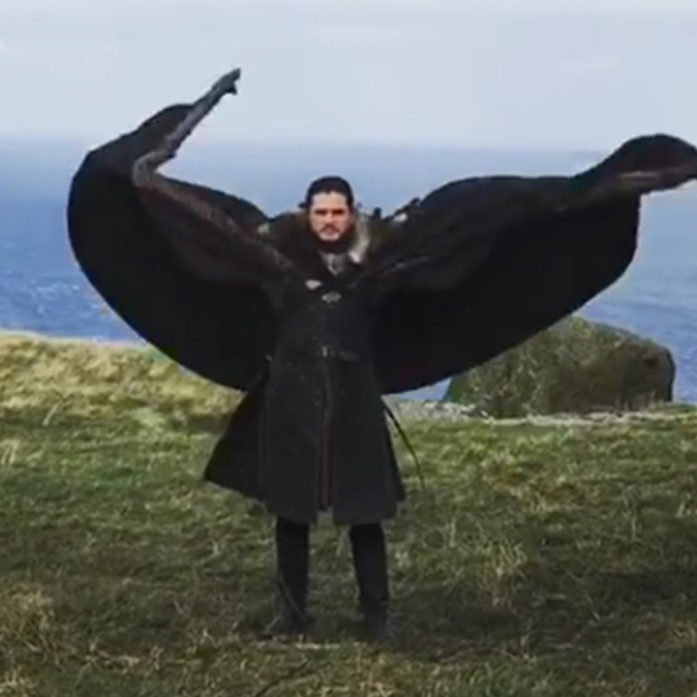 Emilia Clarke, ejderha taklidi yapan Jon Snow'u paylaştı