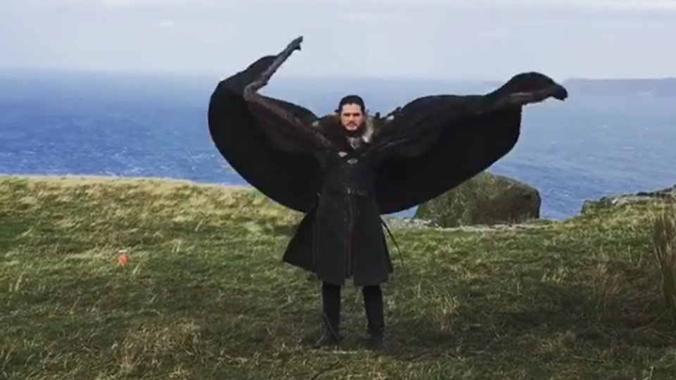 Emilia Clarke, ejderha taklidi yapan Jon Snow'u paylaştı