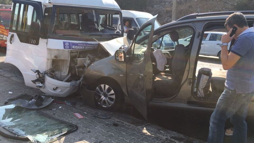 Yolcu minibüsüyle ticari araç çarpıştı: Çok sayıda yaralı var