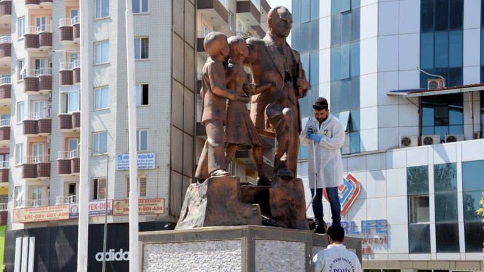Diyarbakır'da Atatürk Anıtı'na çekiçli saldırı!