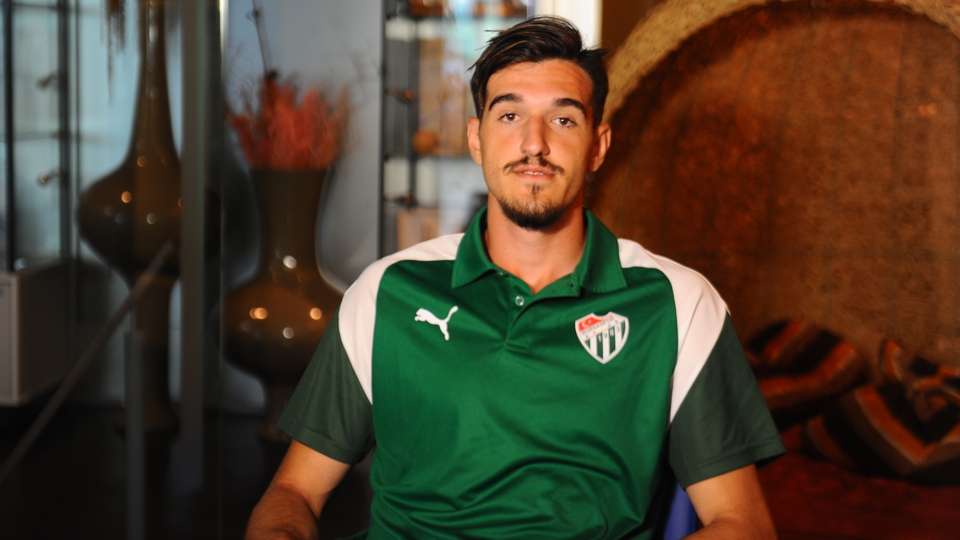 Tepkilere dayanamadı, özür diledi