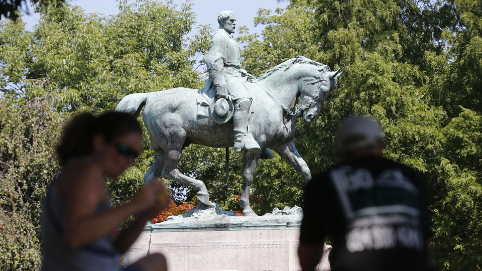 ABD'de heykellerin üzerine siyah kumaş örtülecek!