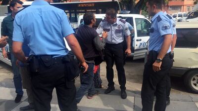 Kaldırım taşlarını etrafa fırlattılar: 4 gözaltı