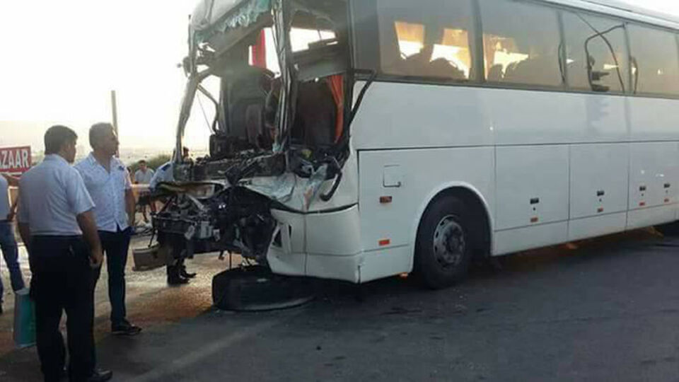 Alanya'da tur otobüsü ile TIR çarpıştı: 1 ölü, 11 yaralı