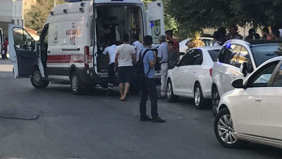 Kavga çıktı, taş ve sopalar havada uçtu: Çok sayıda yaralı var