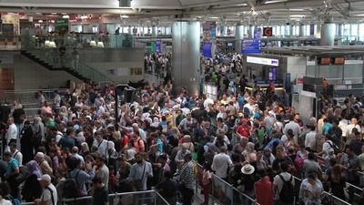 Atatürk Havalimanı'nda yoğunluk şimdiden başladı