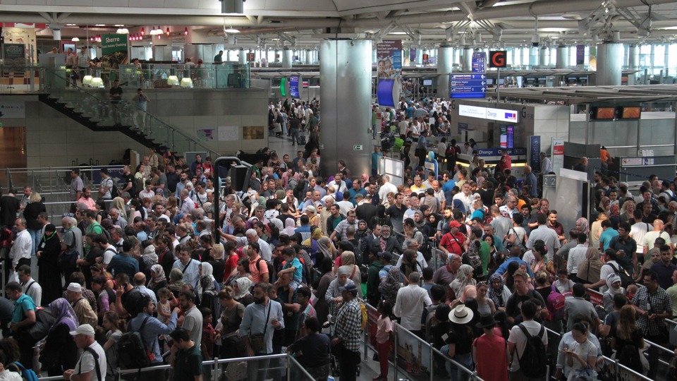 Atatürk Havalimanı'nda yoğunluk şimdiden başladı