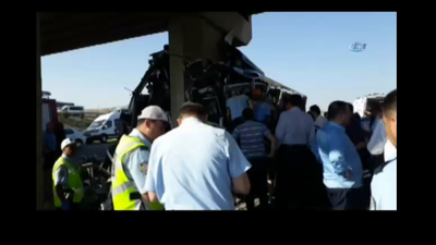 Yolcu otobüsü köprü ayağına çarptı! Çok sayıda ölü ve yaralı var