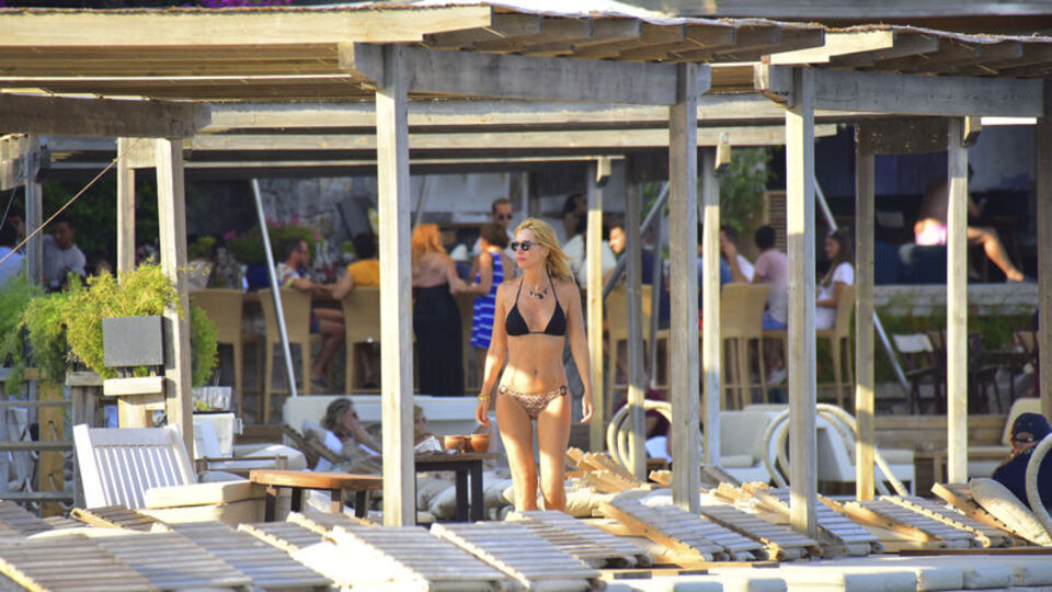 Elif Dürüst plaja damga vurdu!