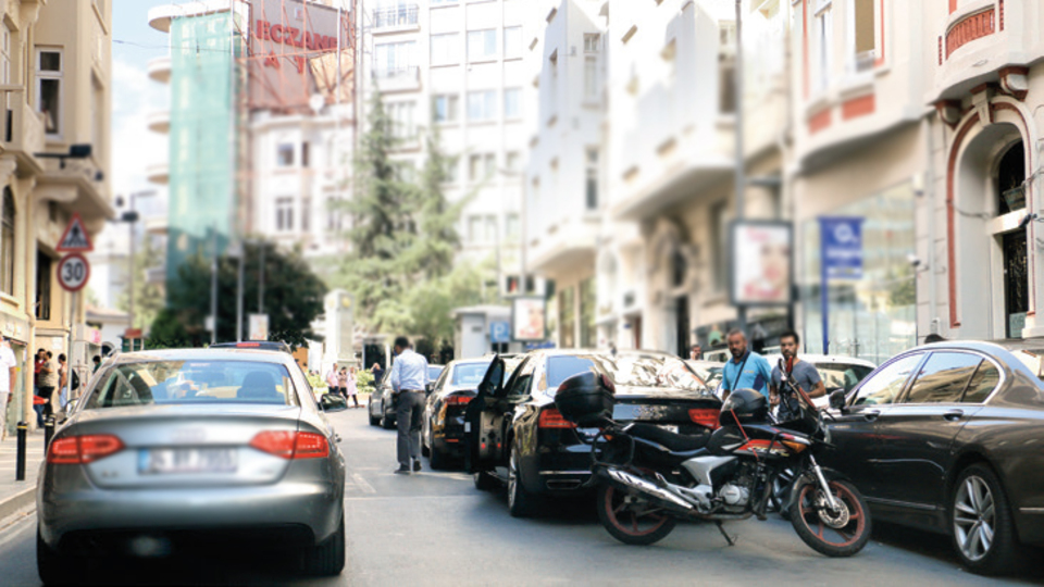 Nişantaşı'nda çifte park kâbusu!