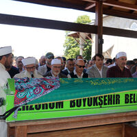 Korgeneral Aksakallı'nın annesi son yolculuğuna uğurlandı