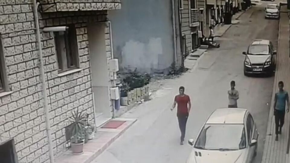 Yeni evli çiftin evini soydu, pavyonda eğlenirken yakalandı