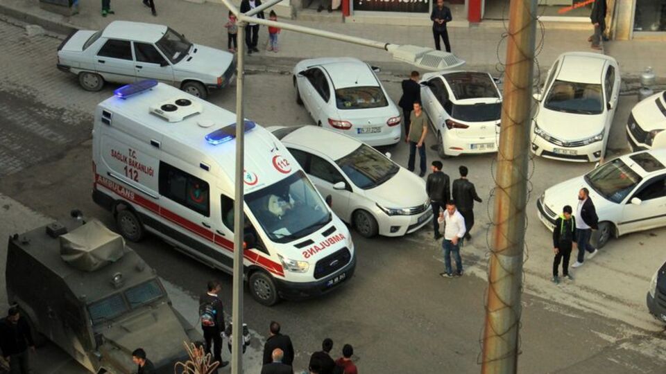 PKK'lı teröristler yol yapımında çalışan işçilere saldırdı! 1 yaralı