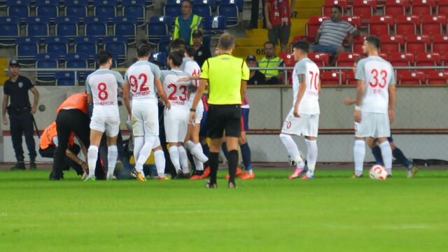 Deniz Naki'ye yumruklu saldırı!