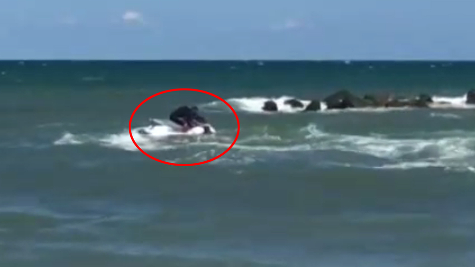 Genç kız dalgaların arasından böyle kurtarıldı