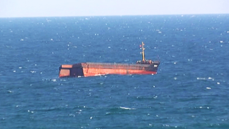 İstanbul'da yük gemisi ortadan ikiye ayrıldı!