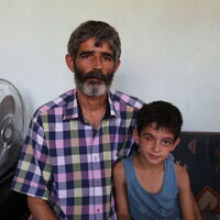 "Protez göz" için baba oğul çöp topluyor!