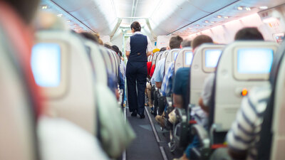 Meğer uçağa ilk önce binmek avantaj değilmiş...