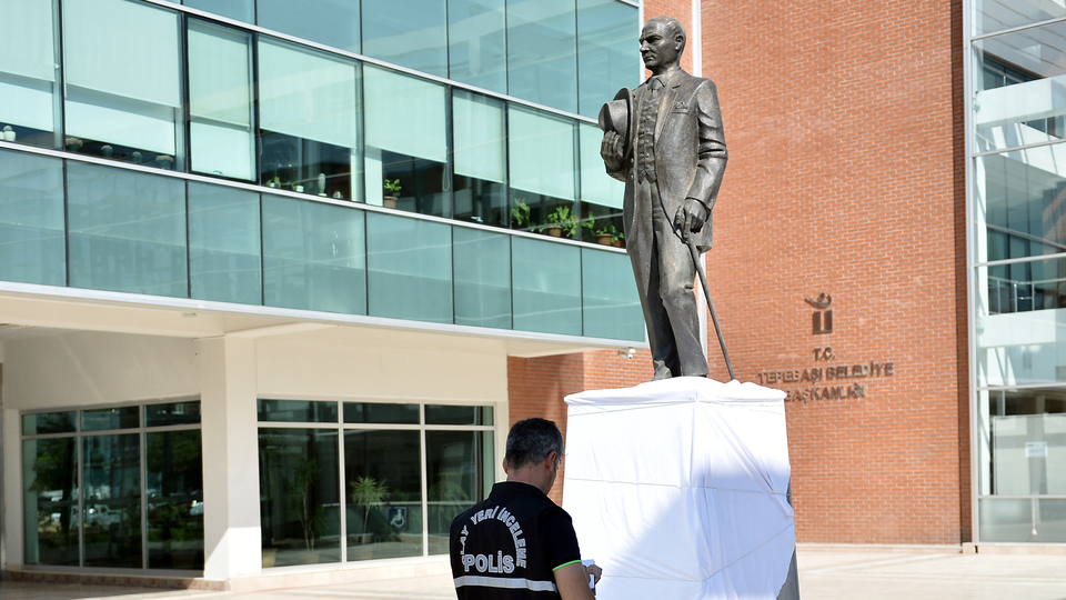 Atatürk heykeline saldırıya tutuklama