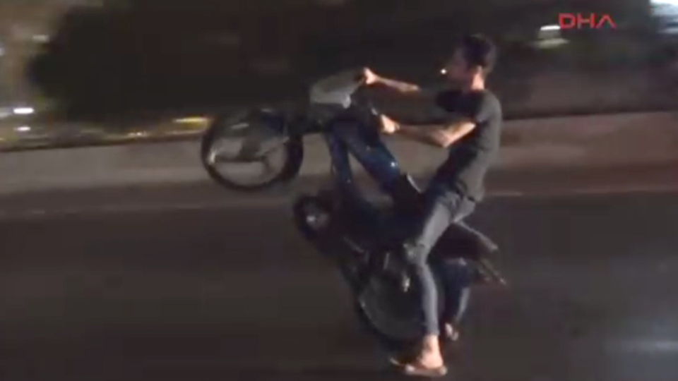 Motosikletli trafik magandası!