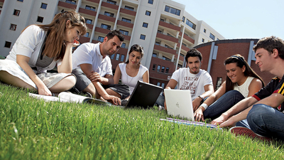 Üniversiteliye kim, nasıl burs veriyor?