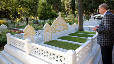 Cumhurbaşkanı Erdoğan, anne ve babasının mezarını ziyaret etti