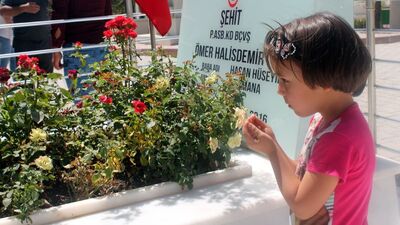 Kahraman Astsubay Halisdemir'in kabrine ziyaretçi akını