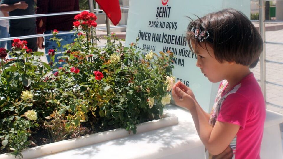 Kahraman Astsubay Halisdemir'in kabrine ziyaretçi akını
