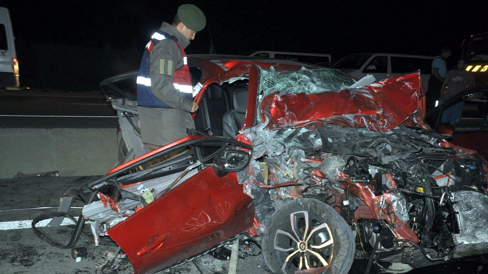 Tekirdağ'da otomobil otobüse çarptı: 3 ölü, 2 yaralı