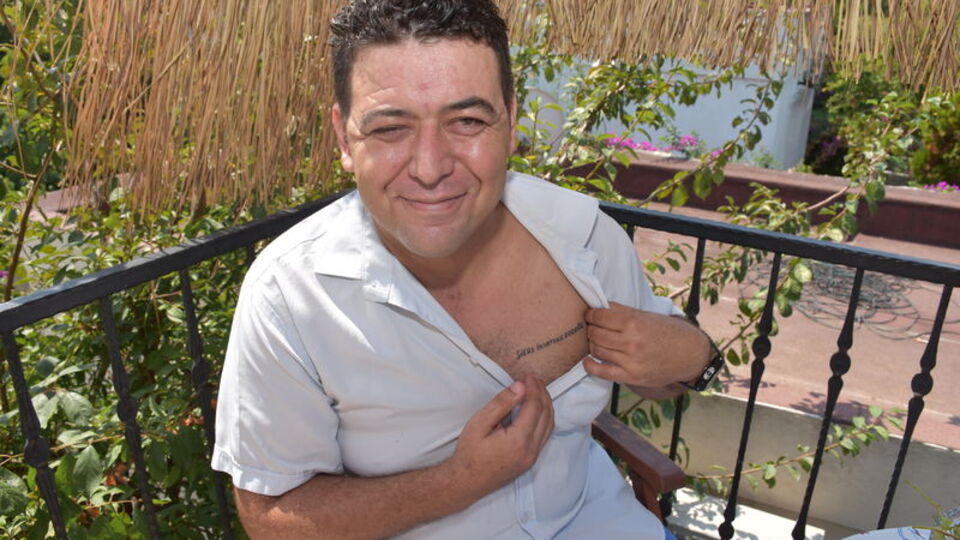 Karın ağrısı diye gitti, gerçeği öğrenince göğsüne dövme yaptırdı!