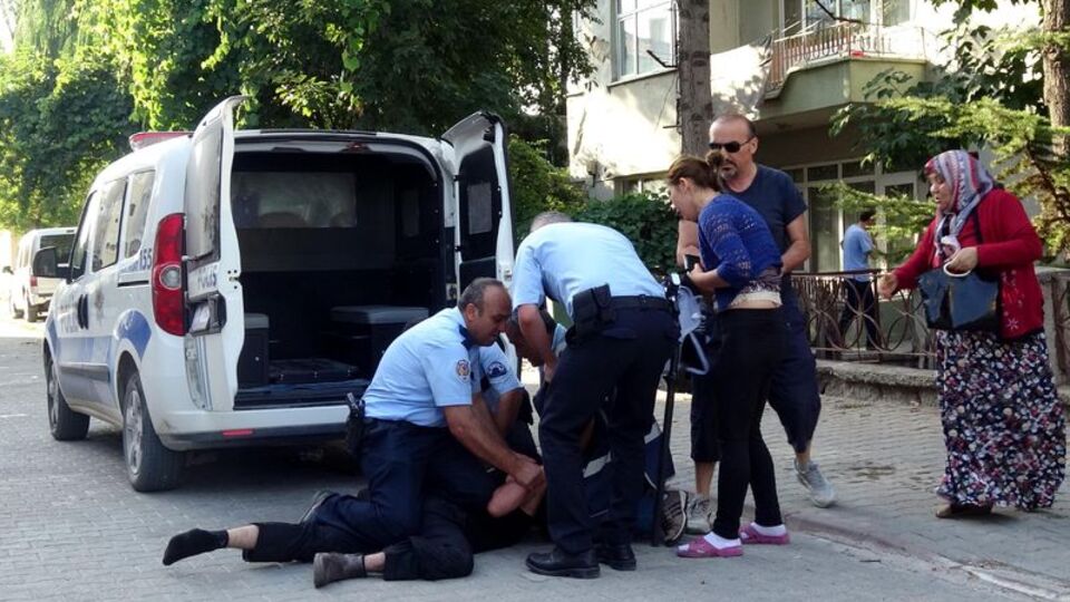 Motosikletli kızların zor anları! Polis güçlükle etkisiz hale getirdi