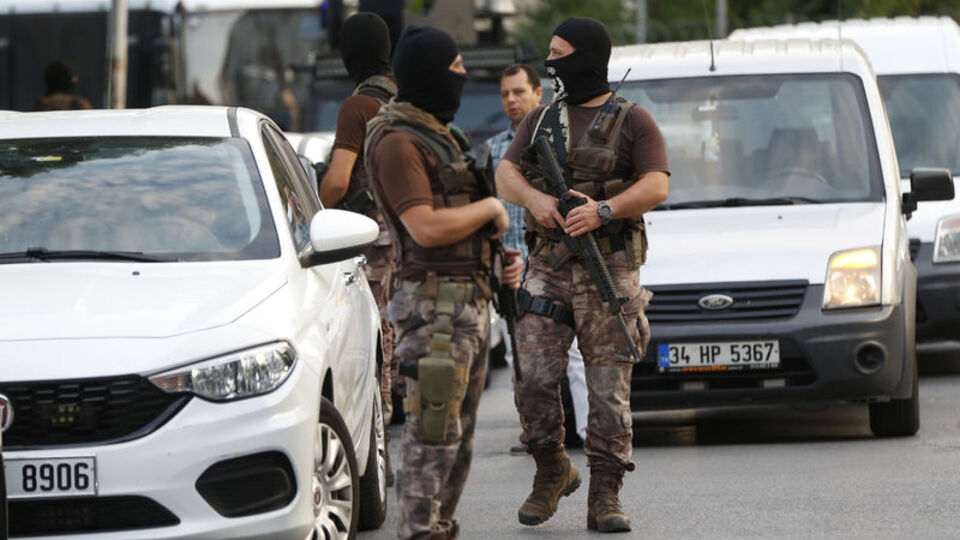 Ataköy'de silah sesleri korkuttu