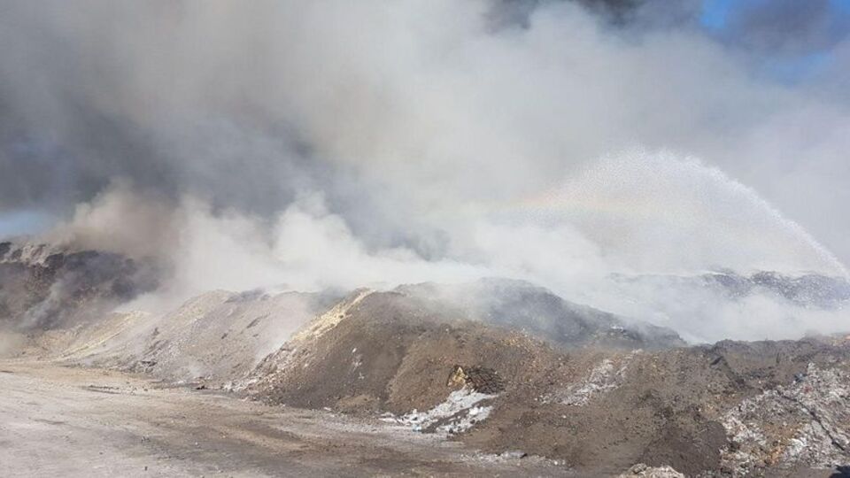 Foça'da cüruf depolama alanında yangın