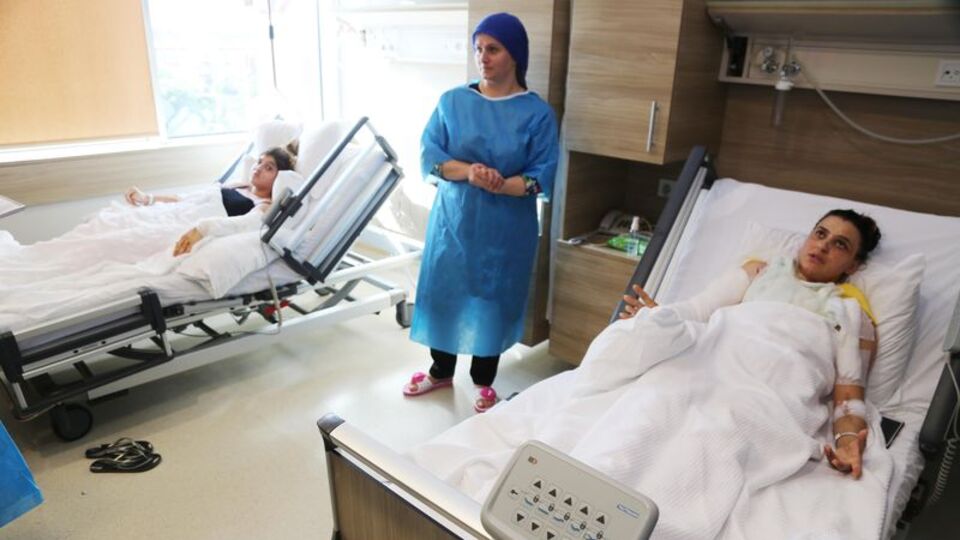 Kahvaltı keyfi yapacaklardı hastanelik oldular! Anne kız alev aldı