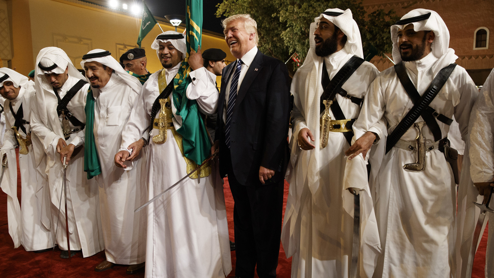 Trump'a kaplan kürkünden kaftan hediyesi!